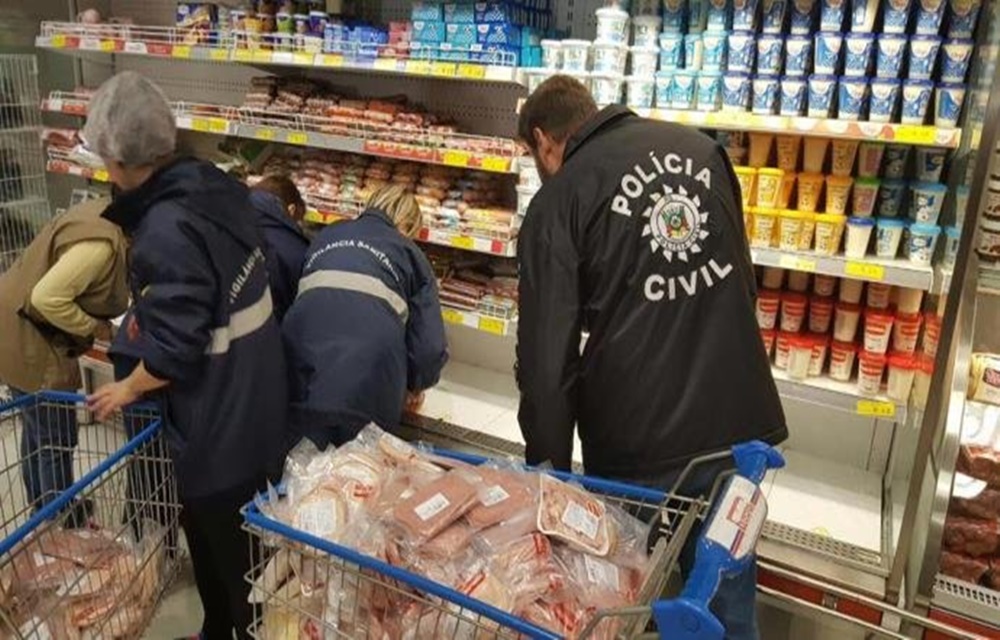Ir para  <p>Um homem de 61 anos, dono de uma das maiores redes de supermercados de Viam&atilde;o, na Regi&atilde;o Metropolitana, foi preso em flagrante nesta segunda-feira por vender alimentos impr&oacute;prios para consumo em uma das...